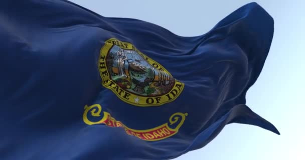 Närbild Idaho Statens Flagga Viftar Statssigill Ett Mörkblått Område Med — Stockvideo