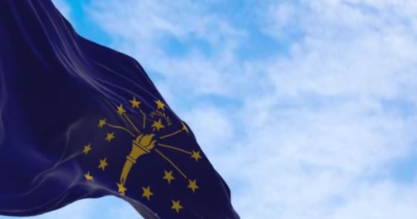 Zbliżenie Flagi Stanu Indiana Machające Wietrze Pogodny Dzień Złota Pochodnia — Wideo stockowe