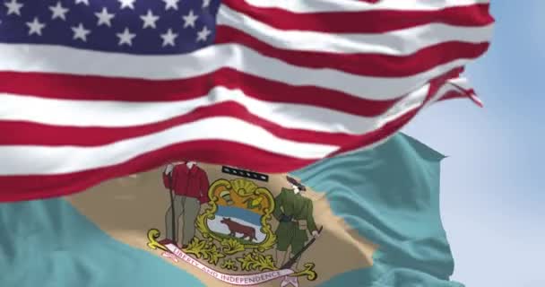 Delaware Staat Vlag Zwaaiend Met Nationale Amerikaanse Vlag Geelachtig Beige — Stockvideo