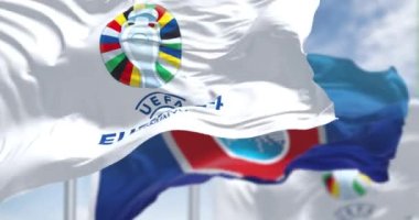 Berlin, DE, 30 Haziran 2023: UEFA ve UEFA Euro 2024 Avrupa Futbol Şampiyonası bayrağı açık bir günde dalgalanmaktadır. Kusursuz 3 boyutlu animasyon. Yavaş çekim döngüsü. Seçici odaklanma. 4k