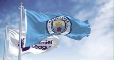 Manchester, İngiltere, 10 Eylül 2023: Manchester City ve Premier Lig bayrakları açık bir günde el sallıyor. Kusursuz 3 boyutlu animasyon. Yavaş çekim döngüsü. 4k