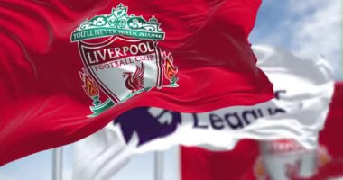 Liverpool, İngiltere, Seot. 14 2023: Liverpool Futbol Kulübü ve Premier Lig bayrakları açık bir günde birlikte sallanıyor. Kusursuz 3 boyutlu animasyon. Yavaş çekim döngüsü. Seçici odaklanma. 4k