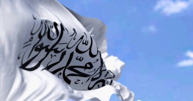 Afganistan İslam Emirliğinin bayrağı açık bir günde rüzgarda sallanıyor. 3D illüstrasyon canlandırıcı. Seçici odaklanma. Dalgalı kumaş