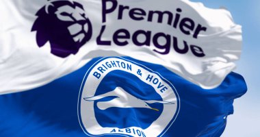 Brighton, İngiltere, 23 Ağustos 2023: Brighton futbol kulübü ve Premier Lig bayrakları açık bir günde rüzgarda sallanıyor. İllüstrasyon 3d illüstrasyon canlandırması. Seçici odaklanma. Dalgalı kumaş