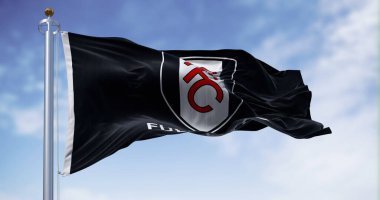 Londra, İngiltere, 15 Ağustos 2023: Fulham Futbol Kulübü bayrağı sallanıyor. Londra merkezli profesyonel futbol kulübü. İngiliz Premier Ligi. Kanat çırpan kumaş. Resimli 3d illüstrasyon oluşturucu