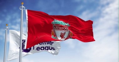 Liverpool, İngiltere; 14 Eylül 2023: Liverpool Futbol Kulübü ve Premier Lig bayrakları açık bir günde el sallıyor. İllüstrasyon 3d illüstrasyon canlandırması. Kanat çırpan kumaş. Seçici odak