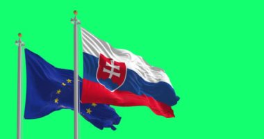 Slovakya ve Avrupa Birliği bayrakları yeşil arka planda izole edilmiş şekilde dalgalanıyor. Kusursuz 3D canlandırma animasyonu. Yeşil ekran. Krom anahtar. Yavaş çekim döngüsü. 4K.