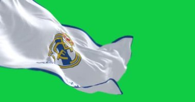 Madrid, İspanya, 10 Ağustos 2022, yeşil arka planda sallanan Real Madrid bayrağı. Kusursuz 3D canlandırma animasyonu. Yeşil ekran. Krom anahtar. Yavaş çekim döngüsü. 4 bin. Seçici odak
