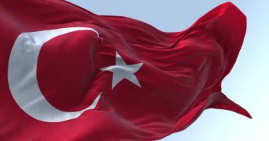 Türkiye 'nin ulusal bayrağının açık bir günde rüzgarda dalgalandığı yakın çekim. Beyaz hilalli kırmızı bayrak ve bir yıldız. Kusursuz 3 boyutlu animasyon. Yavaş çekim döngüsü. 4k