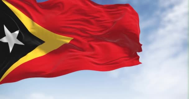 Národní Vlajka Východního Timoru Vlaje Větru Jasného Dne Bezešvé Vykreslování — Stock video