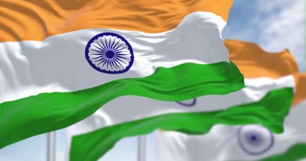 インドの国旗が晴れた日を振ります サフラン ホワイト グリーンのトリコロール 中央に青いアショカチャクラ シームレス3Dレンダリングアニメーション スローモーションループ 選択的な焦点 4Kについて — ストック動画