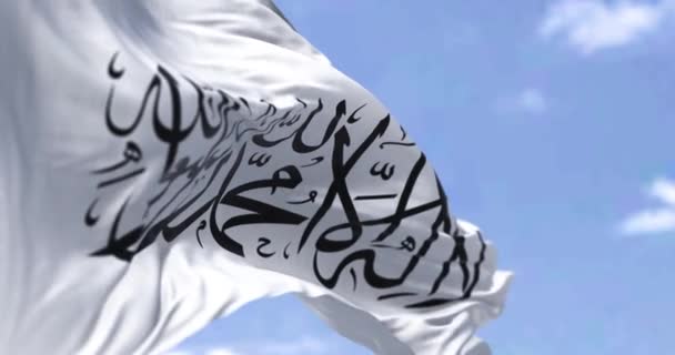 在一个晴朗的日子里 阿富汗伊斯兰酋长国的国旗在风中飘扬 无缝3D渲染动画 慢动作回圈有选择的重点 — 图库视频影像