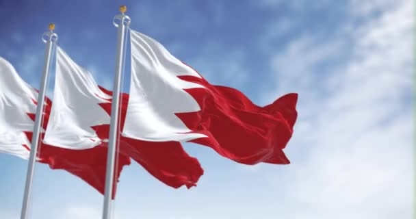 Drei Bahrainische Flaggen Wehen Einem Klaren Tag Nahtlose Renderanimation Zeitlupenschleife — Stockvideo