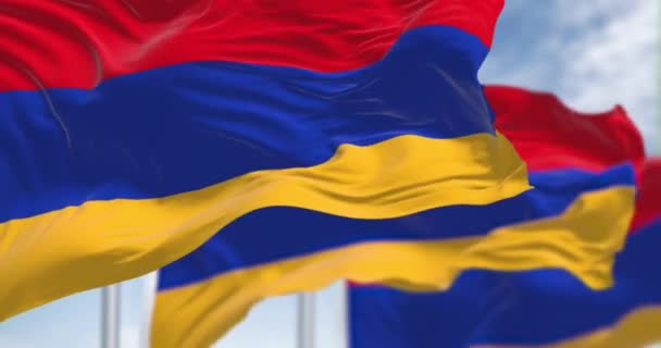 Τρεις Σημαίες Της Αρμενίας Κυματίζουν Στον Άνεμο Τρεις Οριζόντιες Ταινίες — Αρχείο Βίντεο