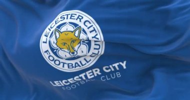 Leicester, İngiltere, 21 Eylül 2023 Leicester City FC bayrağının yakın çekimi. Leicester 'da kurulmuş bir İngiliz futbol kulübü. Kusursuz 3 boyutlu animasyon. Yavaş çekim döngüsü. Seçici odaklanma. 4k