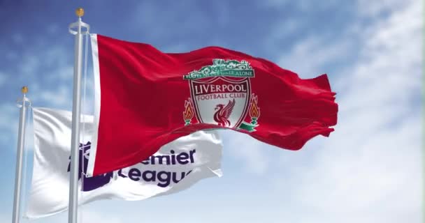 利物浦 2023年9月14日 利物浦足球俱乐部和英超联赛的旗帜在晴朗的日子一起飘扬 无缝3D渲染动画 慢动作回圈4K — 图库视频影像