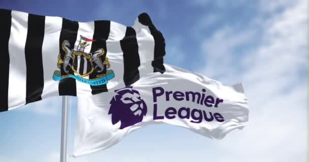 英国纽卡斯尔 2023年9月14日 纽卡斯尔足球俱乐部 Newcastle Football Club 和英超联赛的旗帜在晴朗的日子一起飘扬 无缝3D渲染动画 慢动作回圈4K — 图库视频影像