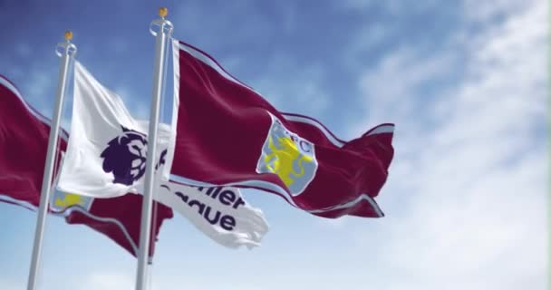 英国伯明翰 2023年9月21日 阿斯顿维拉和英超联赛的旗帜在晴朗的日子飘扬 无缝3D渲染动画 慢动作回圈有选择的重点 — 图库视频影像
