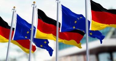 Açık bir günde Almanya ve Avrupa Birliği bayrakları rüzgarda sallanıyor. Almanya Ocak 1958 'de AB üyesi oldu. 3D illüstrasyon canlandırıcı. Çırpınan kumaş