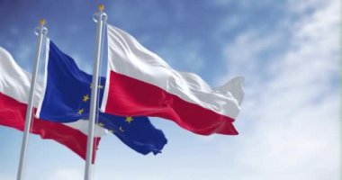 Açık bir günde Polonya ve Avrupa Birliği bayrakları rüzgarda sallanıyor. Polonya Mayıs 2004 'te AB üyesi oldu. Kusursuz 3 boyutlu animasyon. Yavaş çekim döngüsü. Seçici odaklanma. 4k