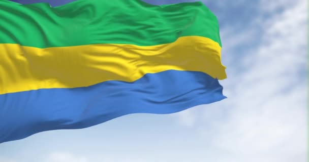 晴朗的日子里 加蓬的国旗在风中飘扬 三个相等的水平带绿色 黄色和蓝色 无缝3D渲染动画 慢动作回圈4K 断裂织物 — 图库视频影像