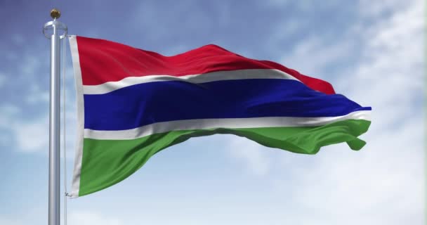 冈比亚国旗在晴朗的日子飘扬 三个水平红色 蓝色和绿色带 由两个狭窄的白色带隔开 无缝3D渲染动画 慢动作回圈4K 断裂织物 — 图库视频影像