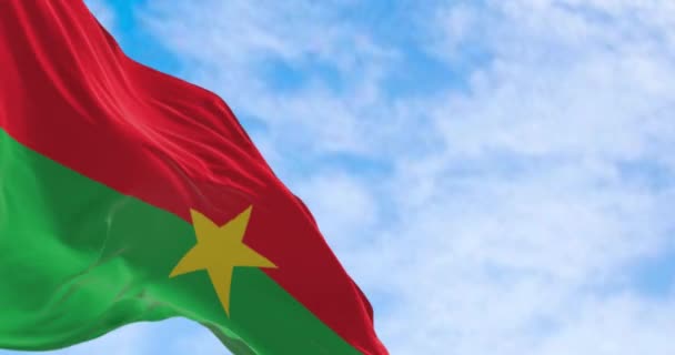 Bandera Burkina Faso Ondeando Día Despejado Dos Bandas Iguales Horizontales — Vídeo de stock