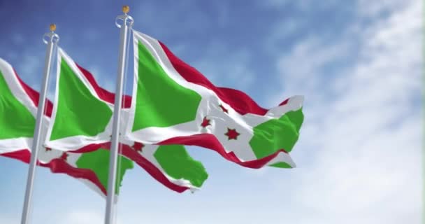 Burundi Zászlók Lobognak Egy Tiszta Napon Fehér Átlós Kereszt Osztva — Stock videók