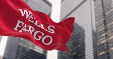 San Francisco, ABD, Ağustos 12023: bir finans bölgesinde Wells Fargo bankasının bayrağı dalgalanıyor. Kusursuz 3 boyutlu animasyon. Yavaş çekim döngüsü. Seçici odaklanma. 4k