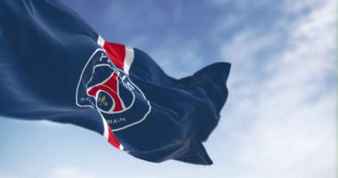 Paris, FR, 20 Temmuz 2023: Paris Saint Germain futbol kulübü açık bir günde el sallıyor. Paris merkezli Fransız profesyonel futbol kulübü. Kusursuz 3 boyutlu animasyon. Yavaş çekim döngüsü. Seçici odaklanma. 4k
