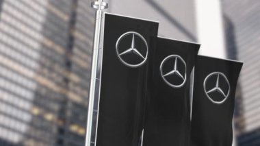 Stuttgart, DE, 20 Ağustos 2023 Mercedes logosu sallanan üç dikey pankart. Alman lüks ve ticari otomotiv markası. Kusursuz 3 boyutlu animasyon. Yavaş çekim döngüsü. Seçici odaklanma. 4k