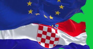 Hırvatistan ve Avrupa Birliği 'nin bayrakları yeşil arka planda izole halde sallanıyor. Kusursuz 3D canlandırma animasyonu. Yeşil ekran. Krom anahtar. Yavaş çekim döngüsü. 4 bin. Seçici odak
