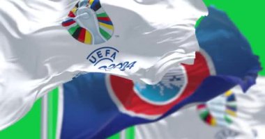Berlin, DE, 30 Haziran 2023: UEFA ve UEFA Euro 2024 Avrupa Futbol Şampiyonası bayrağı dalgalanması. Kusursuz 3D canlandırma animasyonu. Krom anahtar. Alfa kanalı. Yavaş çekim döngüsü. 4K
