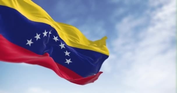 ベネズエラの国旗が晴れた日 赤のトリコロールで 中央に8つの白い星のアークがあります シームレス3Dレンダリングアニメーション スローモーションループ 選択的な焦点 4Kについて — ストック動画