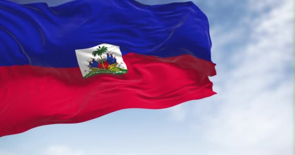 Bandeira Nacional Haiti Acenando Dia Claro Duas Faixas Horizontais Azul — Vídeo de Stock