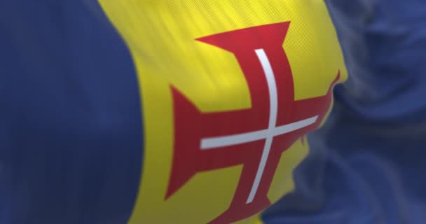 Zbliżenie Flagi Madery Machającej Wietrze Jeden Dwóch Autonomicznych Regionów Portugalii — Wideo stockowe