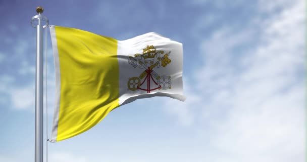 梵蒂冈的旗帜在晴朗的日子迎风飘扬 垂直的金白色二色 臂章集中在白色部分 无缝3D渲染动画 慢动作回圈4K — 图库视频影像