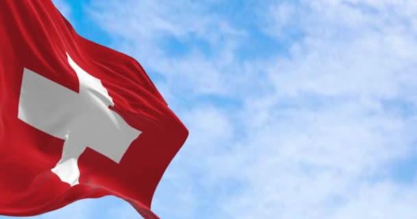 Bandera Nacional Suiza Ondeando Viento Día Claro Fondo Rojo Con — Vídeo de stock