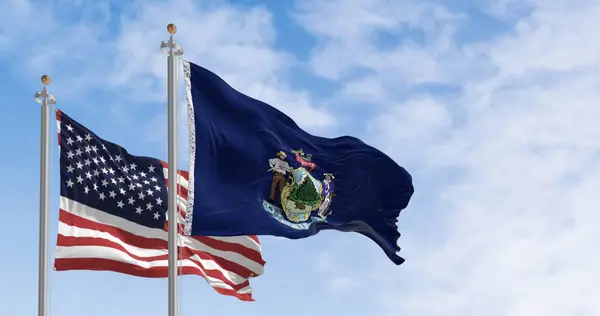Flagi Stanu Maine Amerykańska Flaga Powiewająca Wietrze Pogodny Dzień Stan — Zdjęcie stockowe