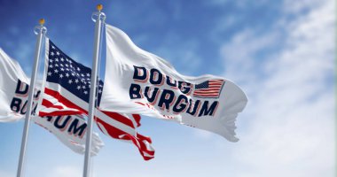 Arthur, ABD, Haziran 2023: Doug Burgum 2024 başkanlık kampanyası bayrakları Amerikan bayrağıyla dalgalanıyor. 2024 ABD başkanlık seçimi. Resimli 3d illüstrasyon oluşturucu