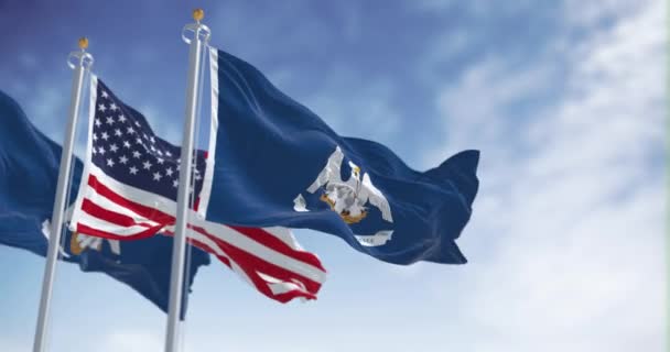 Bendera Negara Bagian Louisiana Mengibarkan Angin Dengan Bendera Amerika Negara — Stok Video