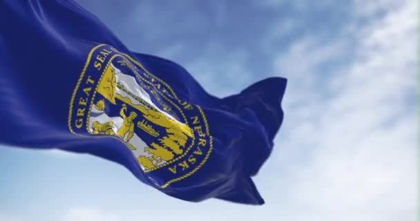 Bandera Del Estado Nebraska Ondeando Viento Día Despejado Azul Con — Vídeo de stock