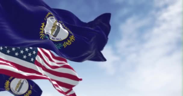 Bandiera Statale Del Kentucky Bandiera Americana Sventolano Una Giornata Limpida — Video Stock
