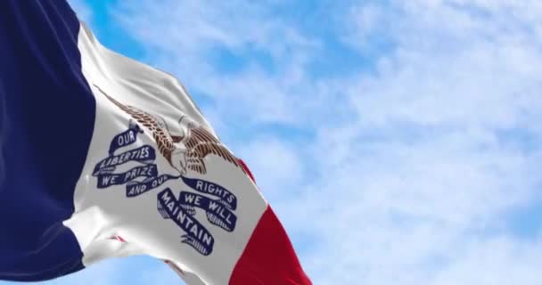 Iowa Eyaleti Bayrağı Açık Bir Günde Rüzgarda Dalgalanıyor Ortasında Kel — Stok video