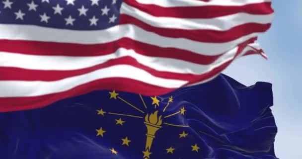 インディアナ州旗は明確な日にアメリカ合衆国の国旗を掲げている シームレス3Dレンダリングアニメーション スローモーションループ 選択的な焦点 4Kについて — ストック動画