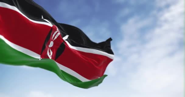 肯尼亚国旗在晴朗的日子飘扬 红色和绿色的带子 中间有黑色的马赛盾和两把长矛 无缝3D渲染动画 慢动作回圈有选择的重点 — 图库视频影像