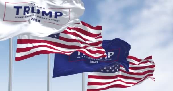 アーリントン 10月2日2023日 ドナルド トランプ2024年大統領選挙旗がアメリカの国旗を掲げた 2024年 アメリカ大統領選挙 シームレス3Dレンダリングアニメーション スローモーションループ 選択的な焦点 4Kについて — ストック動画