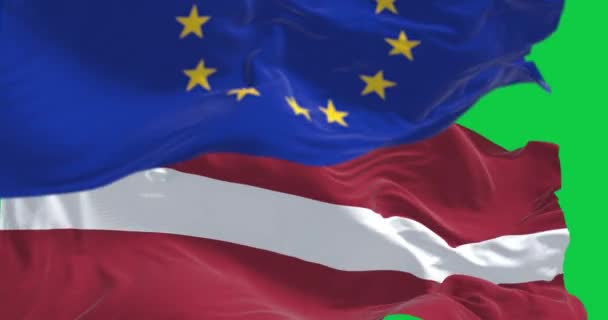 ラトビアと欧州連合の旗は緑の背景で孤立した シームレス3Dレンダリングアニメーション グリーン スクリーン クロマキー スローモーションループ 4Kについて 選択的なフォーカス — ストック動画