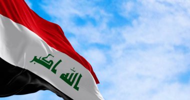 Irak Cumhuriyeti bayrağı açık bir günde dalgalanıyor. Yeşil Takbir yazısıyla üç yatay kırmızı, beyaz ve siyah şerit. 3D illüstrasyon canlandırıcı. Dalgalanan kumaş. Yakın plan.