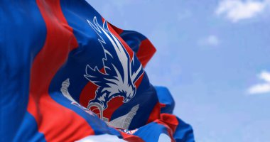 Selhurst, İngiltere, 2 Ekim 2023: Kristal Saray futbol kulübü bayrağı açık bir günde rüzgarda sallanıyor. Profesyonel İngiliz Premier Ligi takımı. Resimli 3d illüstrasyon oluşturucu